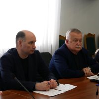 директор Департаменту гуманітарної політики ОВА Володимир Буняк та учасник засідання