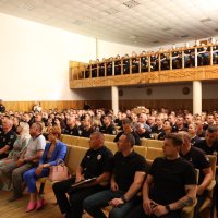 Люди в залі