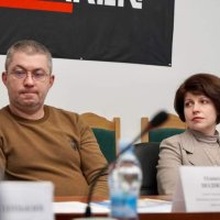  Чоловік та жінка під час наради 