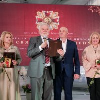 Голова поважної ради Василь Князевич, начальник Військово-медичного клінічного центру Центрального регіону Сергій Пашковський та фахівчині, які отримали відзнаки