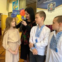 Народна депутатка України Ірина Борзова та діти у приміщенні