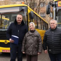 Перша заступниця Начальника ОВА Наталя Заболотна, директор Департаменту гуманітарної політики ОВА Володимир Буняк та Могилів-Подільський міський голова Геннадій Глухманюк біля шкільних автобусів