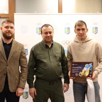 Начальник ОВА Сергій Борзов, Виконавчий директор НОК України у Вінницькій області Сергій Пліхта та хлопець, який отримав грамоту