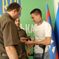 Начальник ОВА Сергій Борзов під час вручення державної нагороди військовому