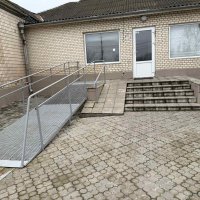 Вхід у приміщення оснащений металевим пандусом