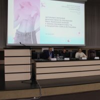 Керівництво на сцені. На великому екрані демонструється презентація
