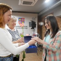 Очільниця ГО «Об’єднання родин Незламні» Вікторія Колмикова з учасницею заходу