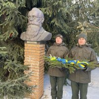 Курсанти з гердяндами біля пам'ятника Грушевському