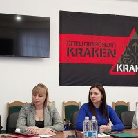 Люди в залі