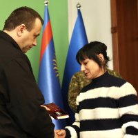 Начальник ОВА Сергій Борзов вручає нагороду родині загиблого захисника