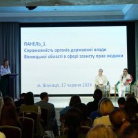 учасники заходу під час панельної дискусії