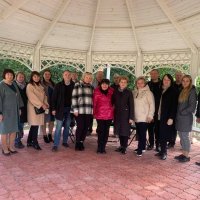 Групові фото людей в приміщенні та на вулиці