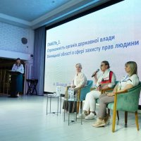 учасники заходу під час панельної дискусії