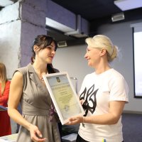 Перша заступниця Начальника ОВА Наталя Заболотна та учасниця заходу під час вручення грамоти