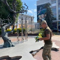 учасники покладання біля скульптурної композиції "Дерево Свободи", присвяченої Героям Небесної Сотні та Революції Гідності 