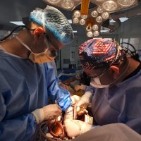 Група хірургів проводить операцію з трансплантації серця