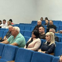 Люди в залі засідання
