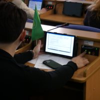 учасник засідання чергової 65-ї сесії обласної Ради під час голосування