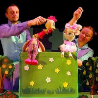 Театр ляльок. Чоловік і жінка з іграшками - півником і мишкою