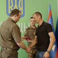 Начальник ОВА Сергій Борзов під час вручення державної нагороди військовому