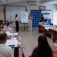 Учасники круглого столу виконують вправу