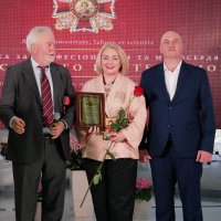 Голова поважної ради Василь Князевич, начальник Військово-медичного клінічного центру Центрального регіону Сергій Пашковський та фахівчиня, яка отримала відзнаку