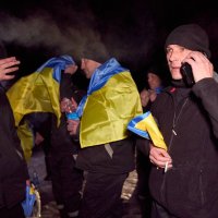 звільнений військовополонений розмовляє по телефону