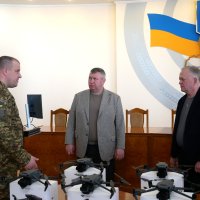 заступник Начальника ОВА Сергій Здітовецький, голова обласної Ради Вячеслав Соколовий та військовий під час передачі дронів