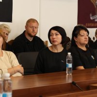 Люди у приміщенні