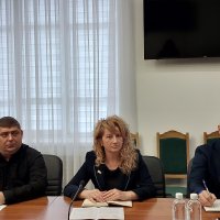 Люди в залі