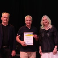 Перша заступниця начальника ОВА Наталя Заболотна та заступник начальника ОВА Сергій Здітовецький з учасником заходу