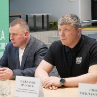 заступник начальника ОВА Олександр Піщик та учасник зустрічі