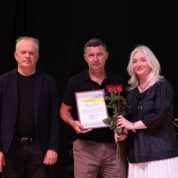 Перша заступниця начальника ОВА Наталя Заболотна та заступник начальника ОВА Сергій Здітовецький з учасником заходу
