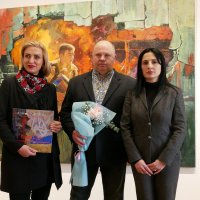 Народна депутатка України Ірина Борзова, начальниця управління культури і креативних індустрій обласної військової адміністрації Ольга Дернова та художник Володимир Козюк