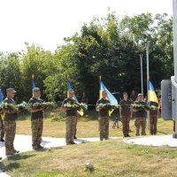 військовослужбовці тримають квіткові гірлянди