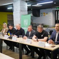 заступники начальника ОВА Сергій Здітовецький, Андрій Кавунець, Олександр Піщик, директор Департаменту міжнародного співробітництва та регіонального розвитку ОВА Ігор Цехановський та учасники засідання