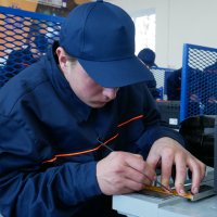 Учень Гущинецького училища виконує завдання у навчально-практичному центрі