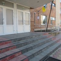 Вхід у приміщення оснащений металевим пандусом