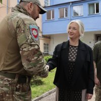 Перша заступниця начальника ОВА Наталя Заболотна з військовослужбовцем