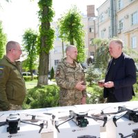 Заступник начальника ОВА Сергій Здітовецький та військові