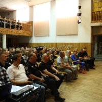 Ректора ХНУВС Валерій Сокуренко та люди в залі 