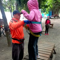 Діти з дорослими проводять час на природі і на культурних заходах