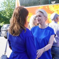 Перший заступник Начальника ОВА Наталя Заболотна та жінка, яка проводжала свою дитину на відпочинок