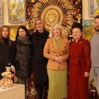 спільне фото Першого заступника Начальника ОВА Наталі Заболотної та організаторів, учасників виставки