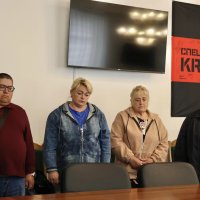 Люди у приміщенні