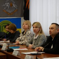 директорка Департаменту інформаційної діяльності та комунікацій з громадськістю ОВА Світлана Юзвак та учасники наради