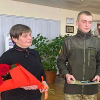 Військовий під час вручення нагороди