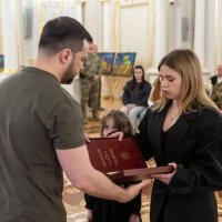 Президент України Володимир Зеленський вручає нагороду родині захисника