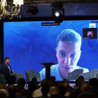 екран під час онлайн-конференції та учасники заходу