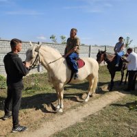Діти і дорослі відпочивають